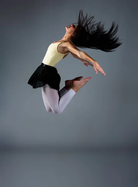 Bailarina moderna femenina —  Fotos de Stock