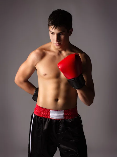 Jovem kickboxer masculino — Fotografia de Stock