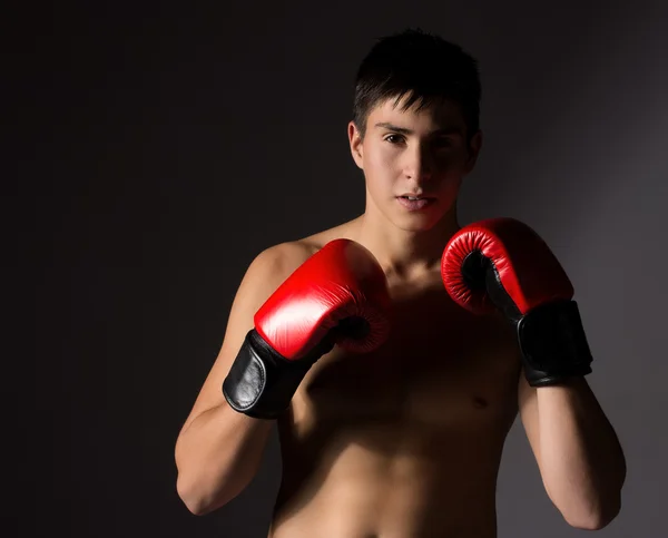 Junger männlicher Kickboxer — Stockfoto