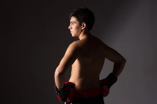 年轻男性 kickboxer — 图库照片