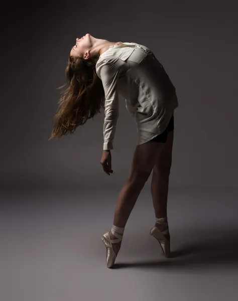 Bela dançarina feminina — Fotografia de Stock