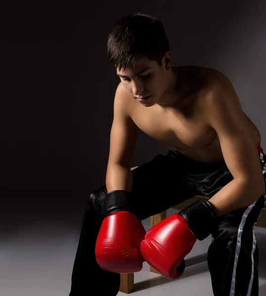 Joven kickboxer masculino —  Fotos de Stock