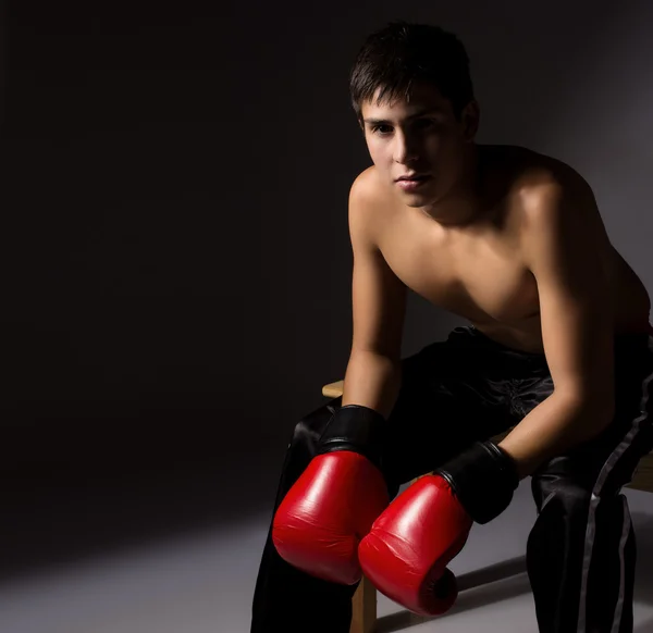 Νεαρό αρσενικό kickboxer — Φωτογραφία Αρχείου