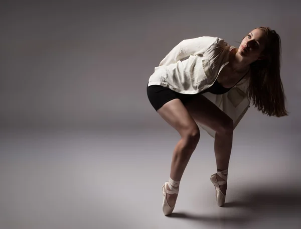 Beautiful female dancer — Stock Photo, Image