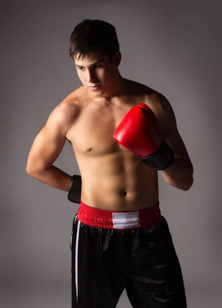 Jovem kickboxer masculino — Fotografia de Stock