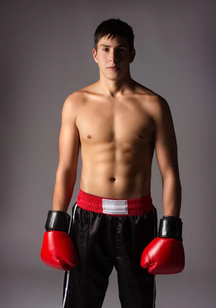 Joven kickboxer masculino —  Fotos de Stock