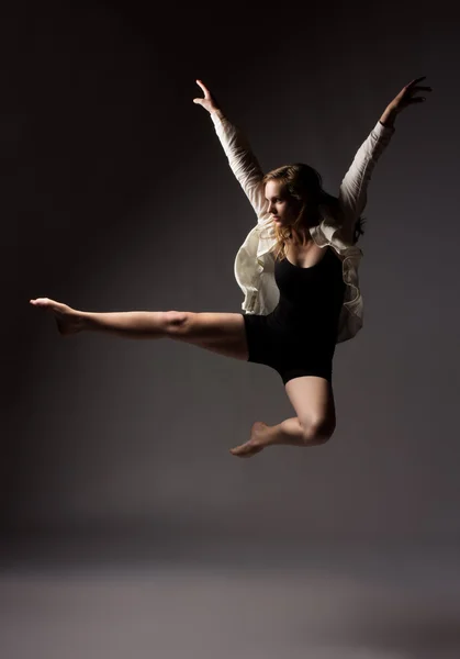 Beautiful female dancer — Stock Photo, Image