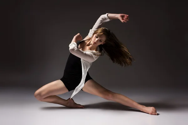 Beautiful female dancer — Fotografie, imagine de stoc