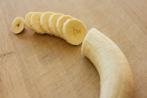 Нарезанные органические бананы — стоковое фото