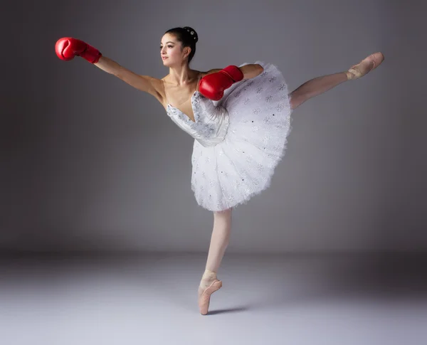 Danse de ballet féminine — Photo