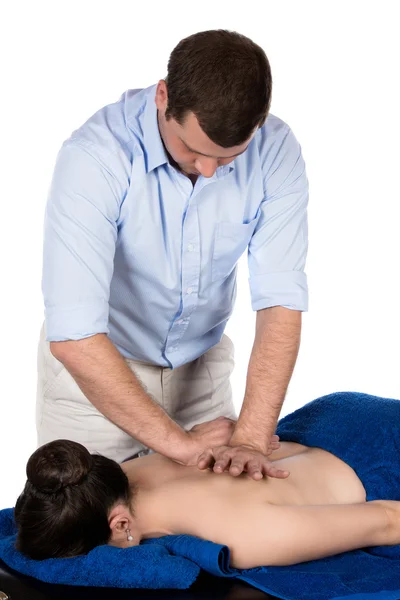 Fisioterapeuta masajeando al paciente — Foto de Stock