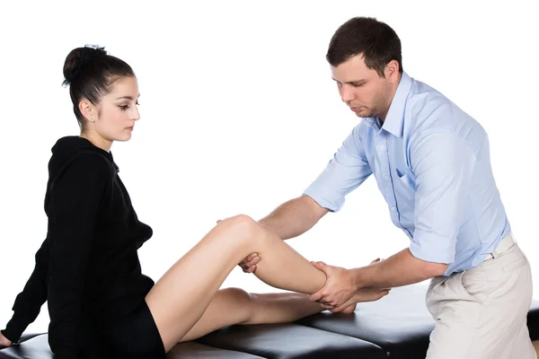 Physiotherapeut massiert Patientin — Stockfoto