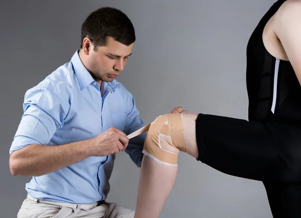 Erwachsener männlicher Physiotherapeut — Stockfoto