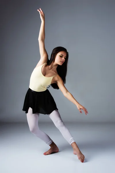 Bailarina moderna femenina — Foto de Stock