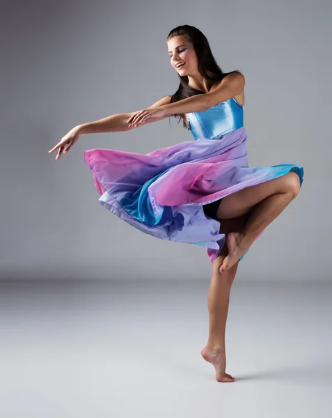 Bailarina moderna femenina — Foto de Stock