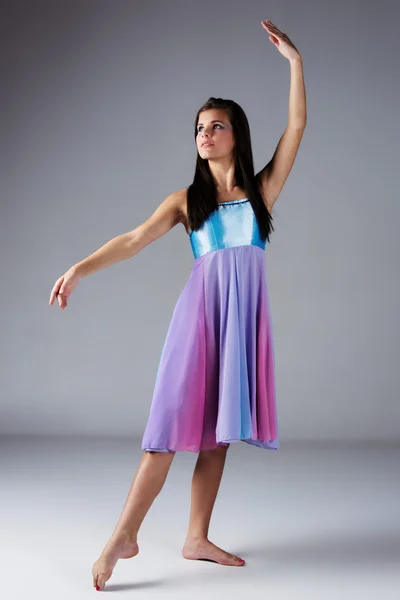Dançarina moderna feminina — Fotografia de Stock