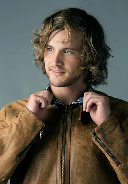 Yakışıklı beyaz adam