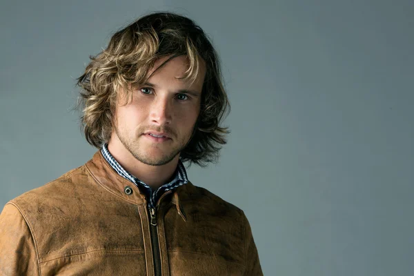 Yakışıklı beyaz adam