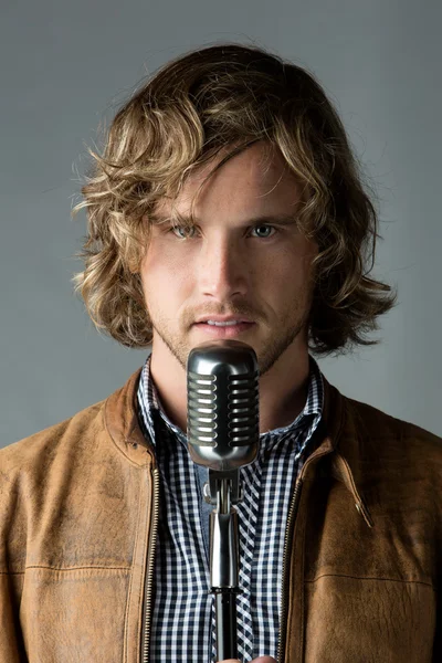 Yakışıklı beyaz adam