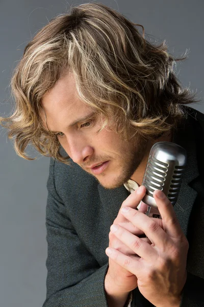 Yakışıklı beyaz adam