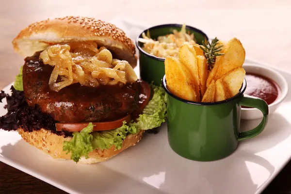 Juicy beef burger — Stock Photo, Image