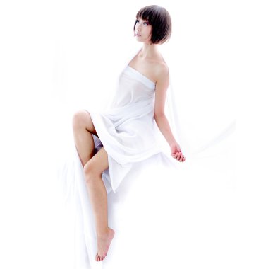 kız beyaz bir bez giymiş