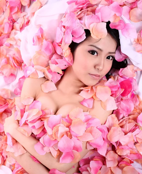 Asiatique fille en rose pétales — Photo