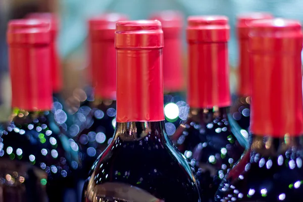 Rött vin med Tom etikett — Stockfoto