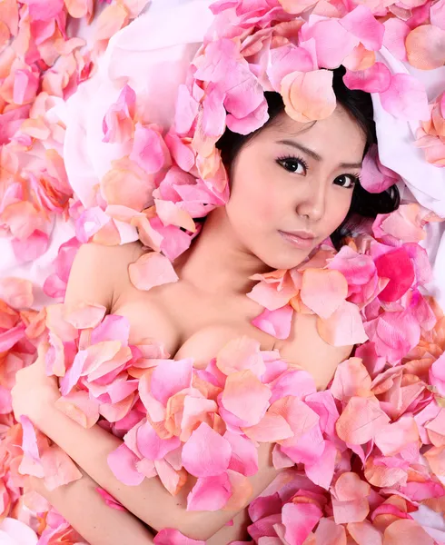 バラの花びらのアジアの女の子 ストック写真