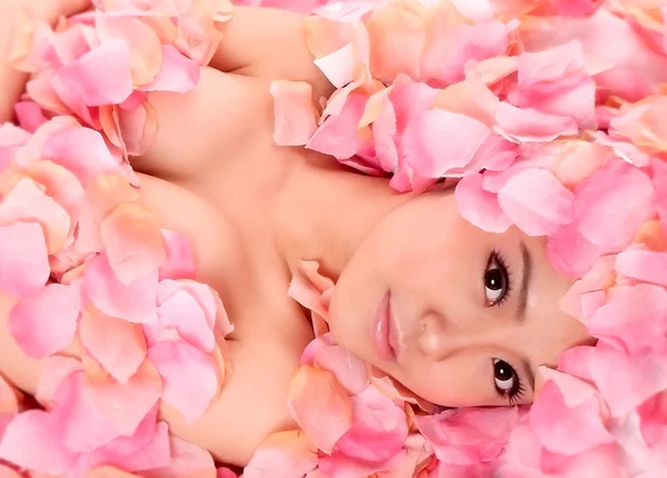 バラの花びらのアジアの女の子 ロイヤリティフリーのストック写真