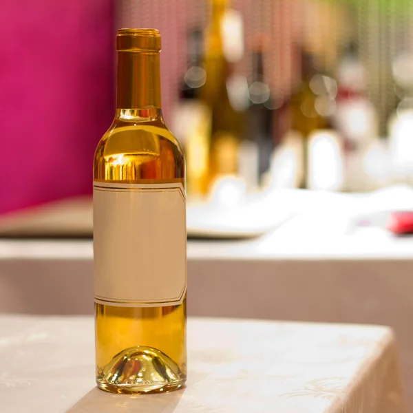 Tom etikett, vin med oskärpa bakgrund — Stockfoto
