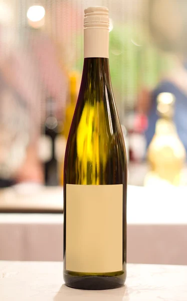 Tom etikett, vin med oskärpa bakgrund — Stockfoto