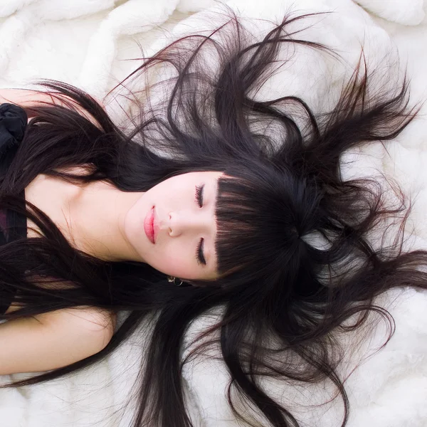 Menina jovem com cabelo preto ásia japonês — Fotografia de Stock