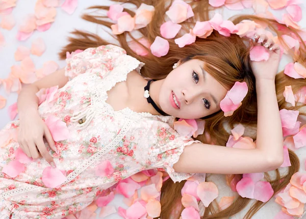 Asiática chica en flores — Foto de Stock