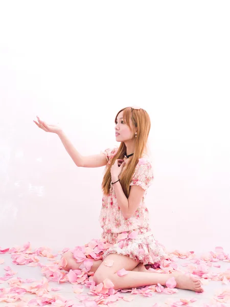 Asyalı kız çiçek petal Japon tarzı