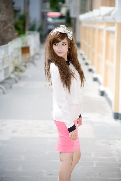 Chica con vestido de moda posando al aire libre — Foto de Stock
