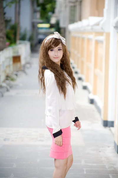 Chica china con vestido de moda posando al aire libre — Foto de Stock
