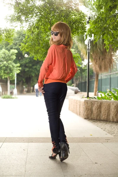 Menina asiática posando no parque — Fotografia de Stock