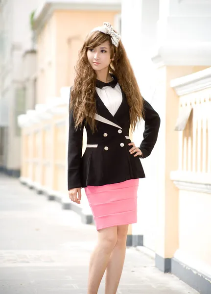 Elegante Japanse meisje poseren buitenshuis — Stockfoto