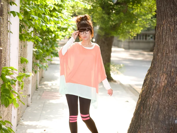 Chica con vestido de moda posando al aire libre — Foto de Stock