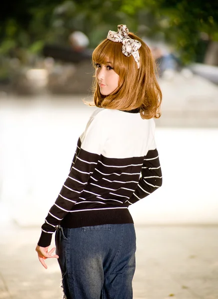 Asia chica con vestido de moda posando al aire libre — Foto de Stock