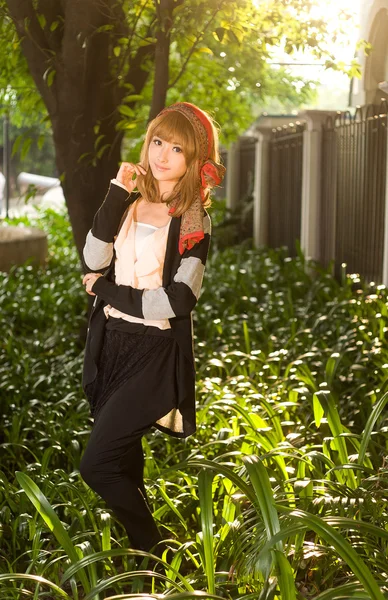Asiática chica posando en verde parque —  Fotos de Stock
