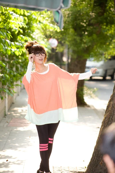 Chica seductora con vestido de moda posando al aire libre — Foto de Stock