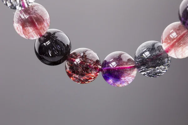 Цветной браслет из стеклянных камней — стоковое фото