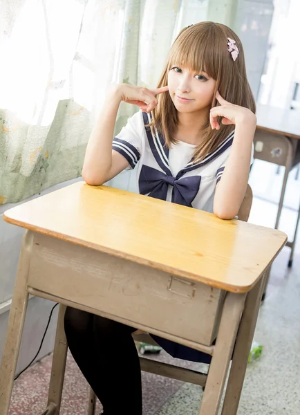 Asin κορίτσι σε ιαπωνικό στυλ κοστούμι ναυτικών φοιτητής — Φωτογραφία Αρχείου