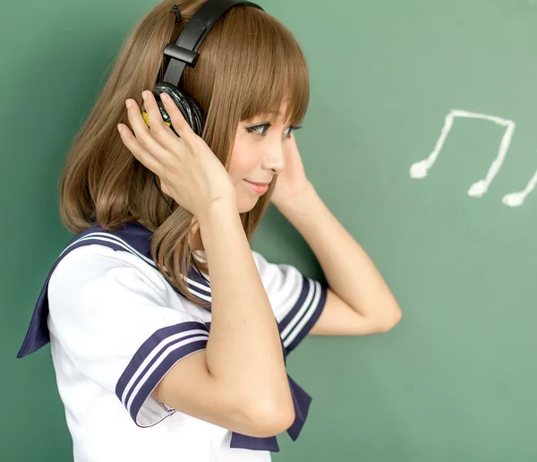 Asin flicka i student sjöman kostym japansk stil — Stockfoto