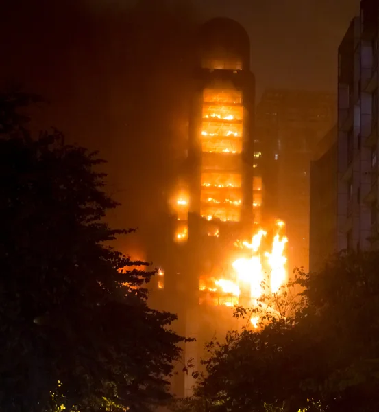 15 12 2013 Guangzhou Cina edificio in fiamme grandi incendi notizie — Foto Stock