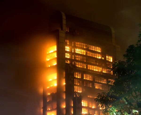 15 12 2013 Guangzhou China edificio en llamas grandes incendios noticias —  Fotos de Stock