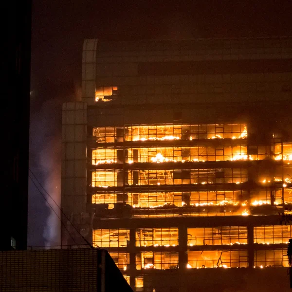 15 12 2013 Guangzhou China edificio en llamas grandes incendios noticias —  Fotos de Stock