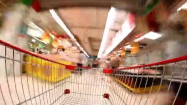 Süpermarket alışveriş zamanı geçmiş alışveriş arabası